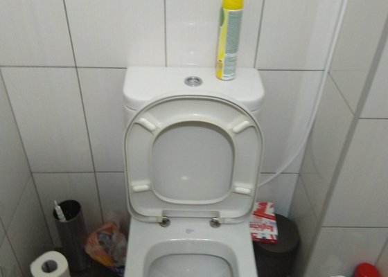 Protékající WC Ideal Standard (zabudovaný ve zdi)