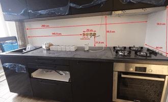 Lakobel/Sklo dekor bílá záďová deska kuchyňská linka - stav před realizací