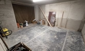 Hlazená betonová podlaha 18m2 ve sklepě - stav před realizací