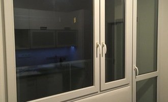Instalace žaluzií v panelovém bytě na plastová okna a seřízení oken (aby dobře těsnily) - stav před realizací