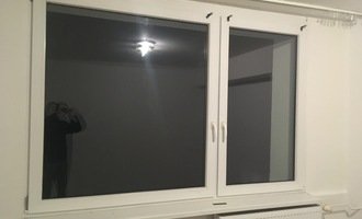 Instalace žaluzií v panelovém bytě na plastová okna a seřízení oken (aby dobře těsnily) - stav před realizací