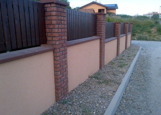 Stavba plotu - zděný plot + sloupky Brickland/Klinker - stav před realizací
