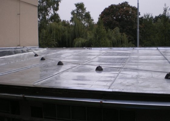 Oprava lepenkové střechy dvougaráže