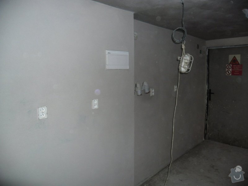 Dlažby, obklady v koupělně, WC a na chodbě + omítky v garáži: renovace-omitek-v-garazi-2-etapa_005