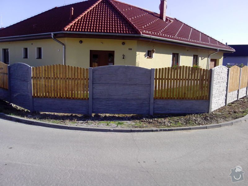 Oplocení přední strany RD Dubičné: bet._oploceni_s_drevenou_vyplni_plne_Dubicne