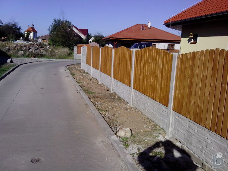 Oplocení přední strany RD Dubičné: bet._oploceni_s_drevenou_vyplni_Dubicne_4