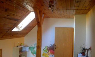 Instalace dvou střešních oken a nové sádrokartonové stropy (2 pokoje) - stav před realizací