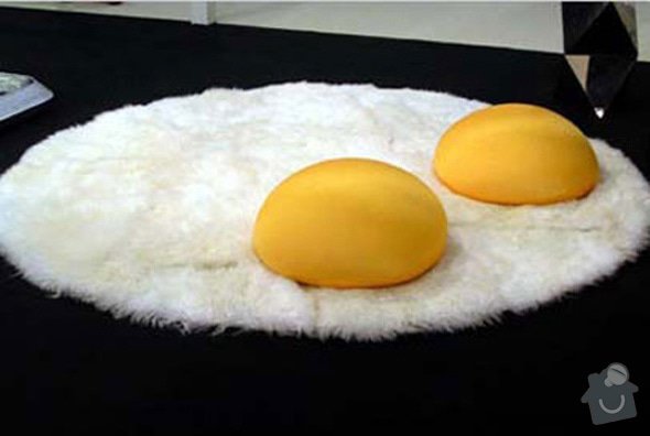 Dva atypické taburety: EGG-CARPET-AND-CUSHIONS