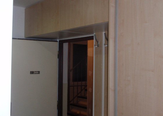 Sádrokartonová příčka a strop + vestavěné skříně a dveře do pouzdra