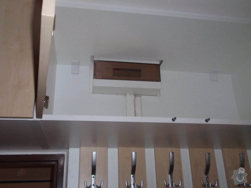 Sádrokartonová příčka a strop + vestavěné skříně a dveře do pouzdra: P1010081