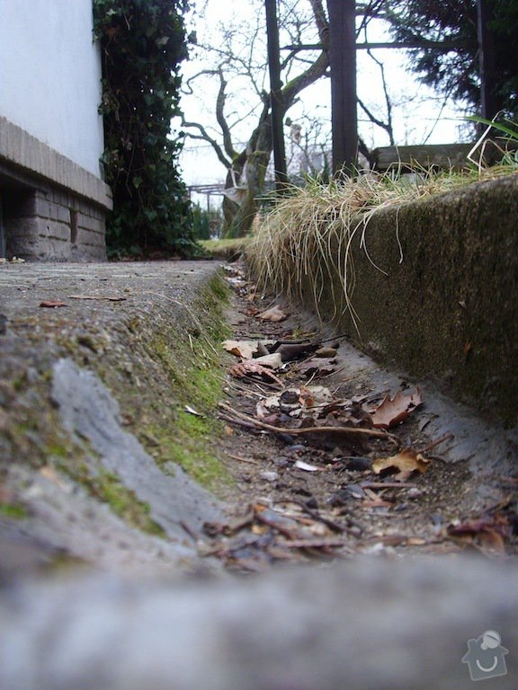 Litý beton a schody kolem domu: chodnicky_a_zlabky_1