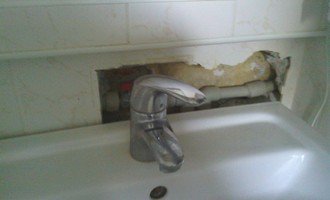 Opravy v koupelně po instalatéřích