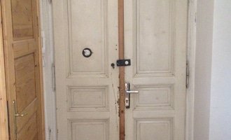 Zabezpečení dvoukřídlých vchodových dveří do bytu - stav před realizací