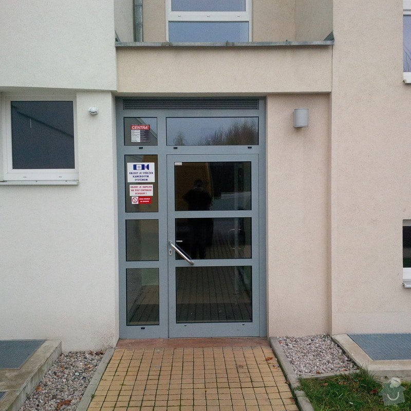 Zastřešení vchodu do bytového domu: vchod-_striska