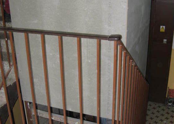 Osazení nešeho schodiště v panelovém domě dřevěným zábradlím. SVJ K.Marxe 1678 - 79 Jirkov