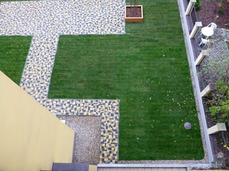 Položení travního koberce a zahradní dlažby (zahrada 440 m2): Zahrada_vnitrobloku_ul.Ovenecka_6_