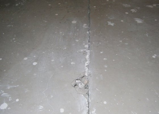 Oprava betonové podlahy - stav před realizací
