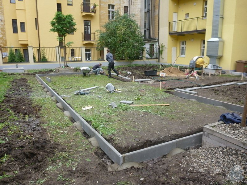 Položení travního koberce a zahradní dlažby (zahrada 440 m2): Zahrada_vnitrobloku_ul.Ovenecka_1_