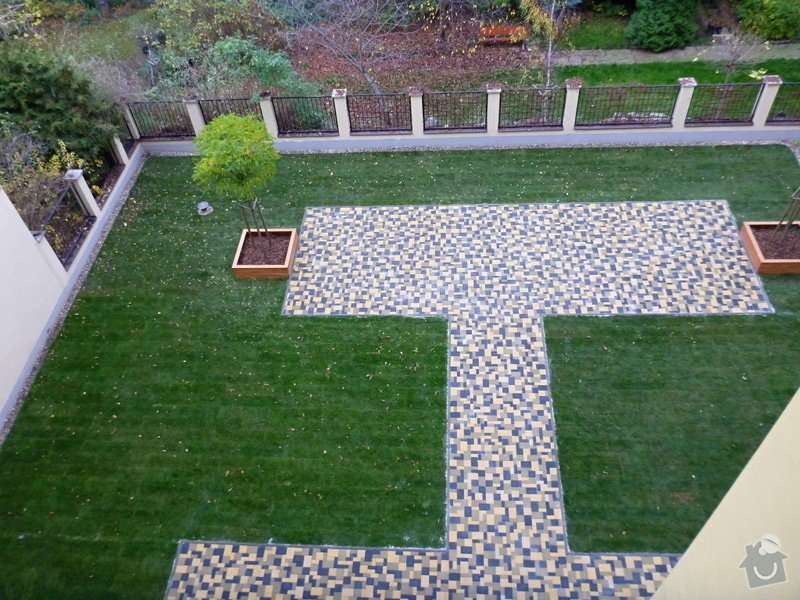 Položení travního koberce a zahradní dlažby (zahrada 440 m2): Zahrada_vnitrobloku_ul.Ovenecka_5_
