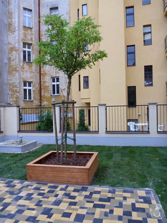 Položení travního koberce a zahradní dlažby (zahrada 440 m2): Zahrada_vnitrobloku_ul.Ovenecka_10_