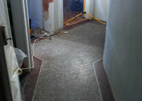 Renovace teraco podlahy v chodbě - stav před realizací