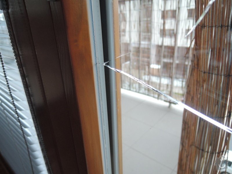 Vymena praskleho izolacniho 2 skla u okna: DSCN2309