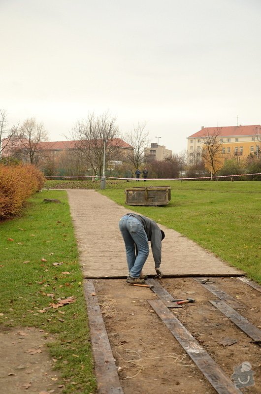 Obnova záhonů na parkovišti, Obnova provizorního chodníku, Průmyslové zmlazení porostů a Zastřižení keřových skupin na parkovišti u BB Centra: obnova-provizorniho-chodniku-v-parku-arealu-bb-centra_demontaz_chodniku_2