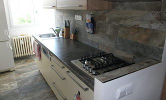 Dlažba a obklady v kuchyni panelového bytu