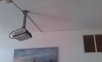Montáž stropního světla, rolet a projektoru