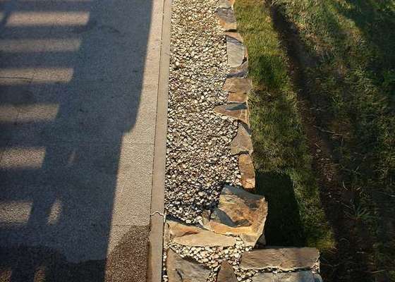 Okapová zídka u terasy, obložení betonové podesty přírodním kamenem