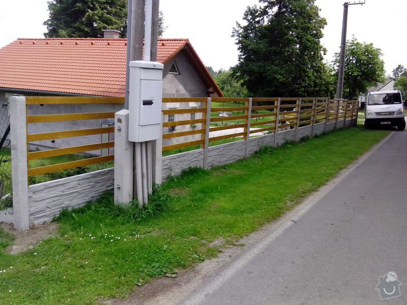 Oplocení RD Dolní Nakvasovice: bet._oploceni_s_drevenou_vyplni_Dolni_Nekvasovice