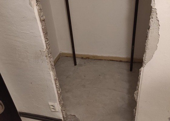Zapravení dveřního otvoru po kovové zárubni v panelovém bytě