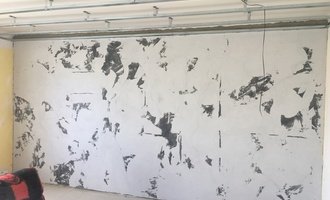 Imitace betonové stěny v obývacím pokoji