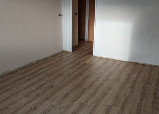 Rekonstrukce podlahy v obývacím pokoji a chodbě.