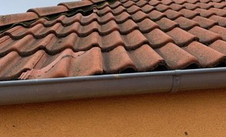Oprava střechy - spadlá taška - stav před realizací