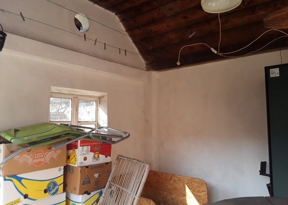 Vymalování dvou místností (větší a menší), vstupu do domu a venkovního přístřešku