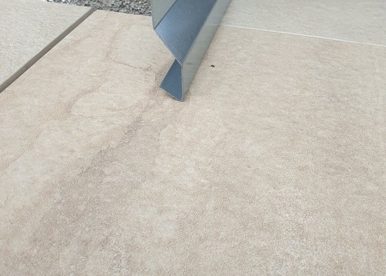 Klempířské práce – olemování terasy lištou z pozinkovaného plechu