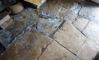 Renovace a oprava staré kamnné chodby - stav před realizací