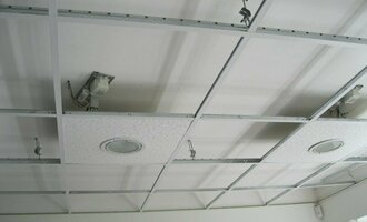 Kazetový/panelový strop v koupelně - stav před realizací