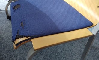 Oprava čalounění na židlích v zasedačce - stav před realizací