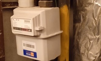Plynové stoupačky v panelovém domě - stav před realizací