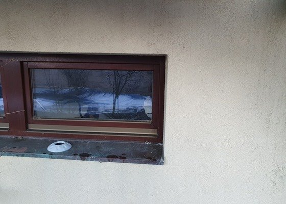 Vyrobit ochrannou sit na okno, aby nevypadla, neutekla kocka a dalo se vetrat.