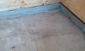 Oprava betonové podlahy v zahradní chatce (Lysolaje) - stav před realizací