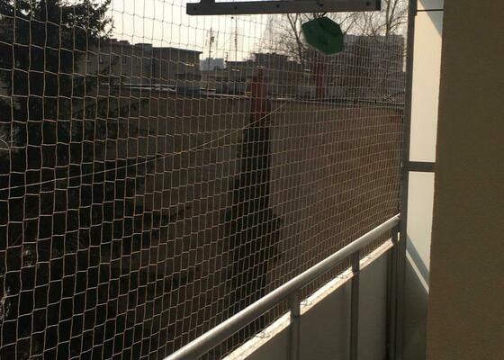 Instalace síťe proti holubům na lodžii ve Zlíně.