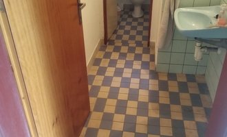 Rekonstrukce podlah a toalet - stav před realizací