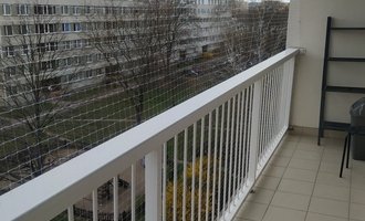Montáž zakoupené sítě pro kočky na balkón v 5. patře