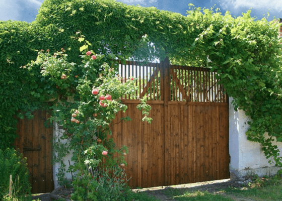 Výroba dřevěných vjezdových vrat s dveřmi - stav před realizací