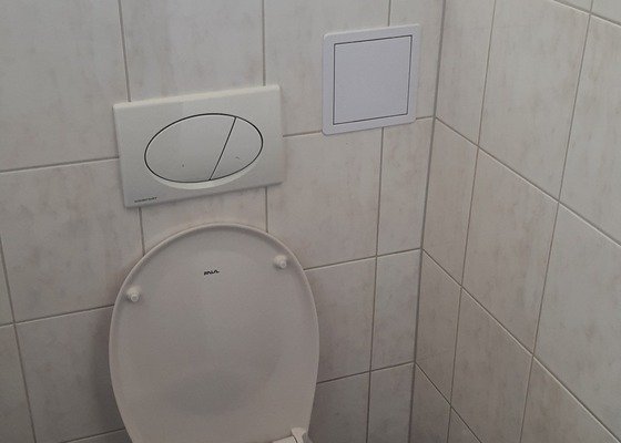 Protékající WC, nefunkční kohout před; volitelně úprava odtoku umyvadla