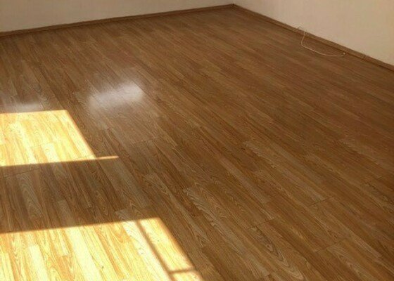 Oprava/údržba laminátové podlahy v celém bytě. - stav před realizací