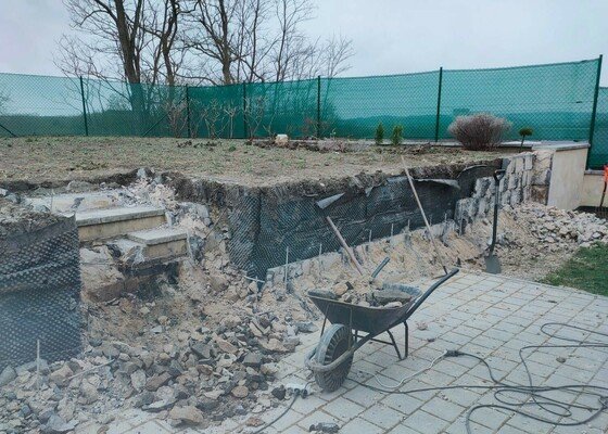 Zbourání zahradní zdi + kůlny/garáže (kostry)